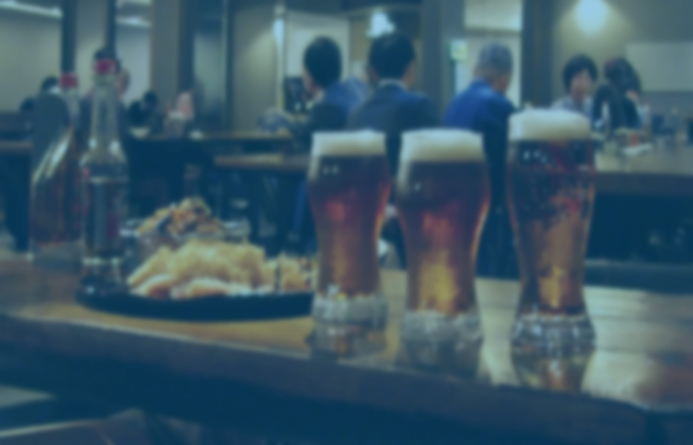 背景画像　居酒屋での飲み会の様子