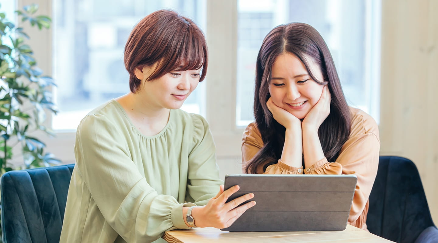 テーブルオーダーで商品を注文する女性のお客様たち